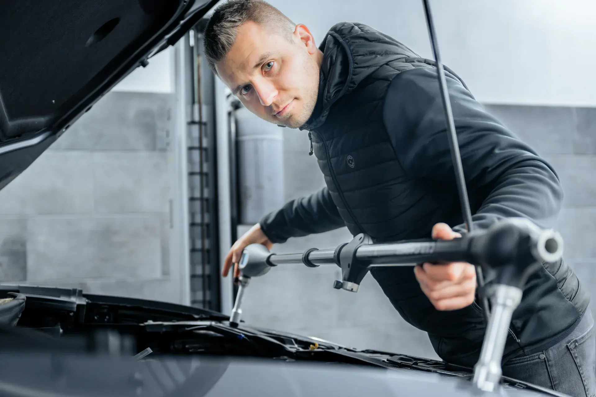 Partner-Werkstatt mit professionellen KFZ-Sachverständigen bei der Schadensbewertung